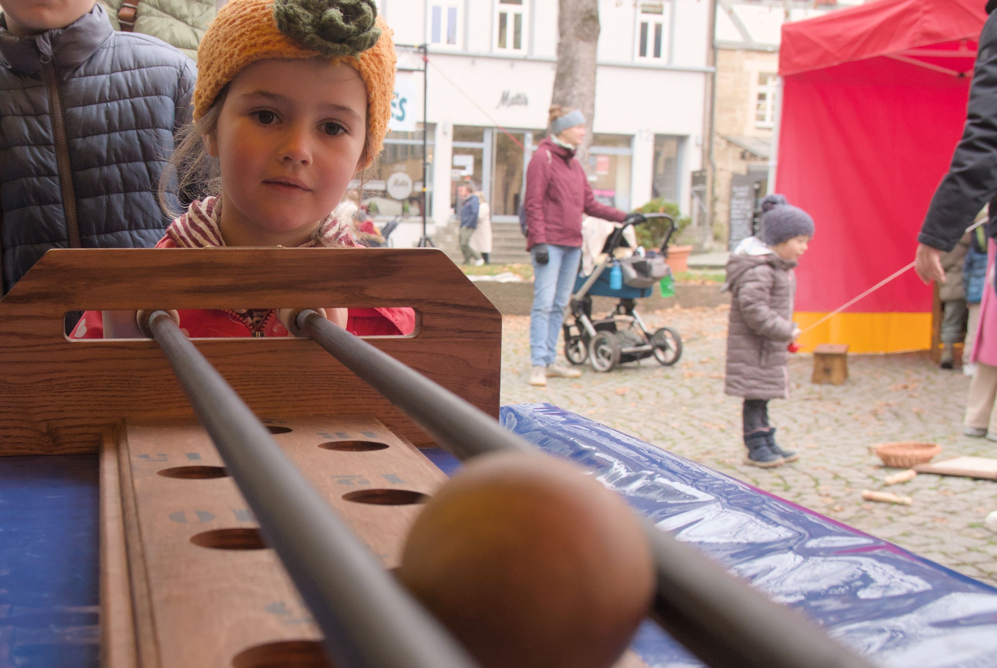 Traditionelle Geschicklichkeitsspiele aus Frankreich, hier das Spiel Roule Boule